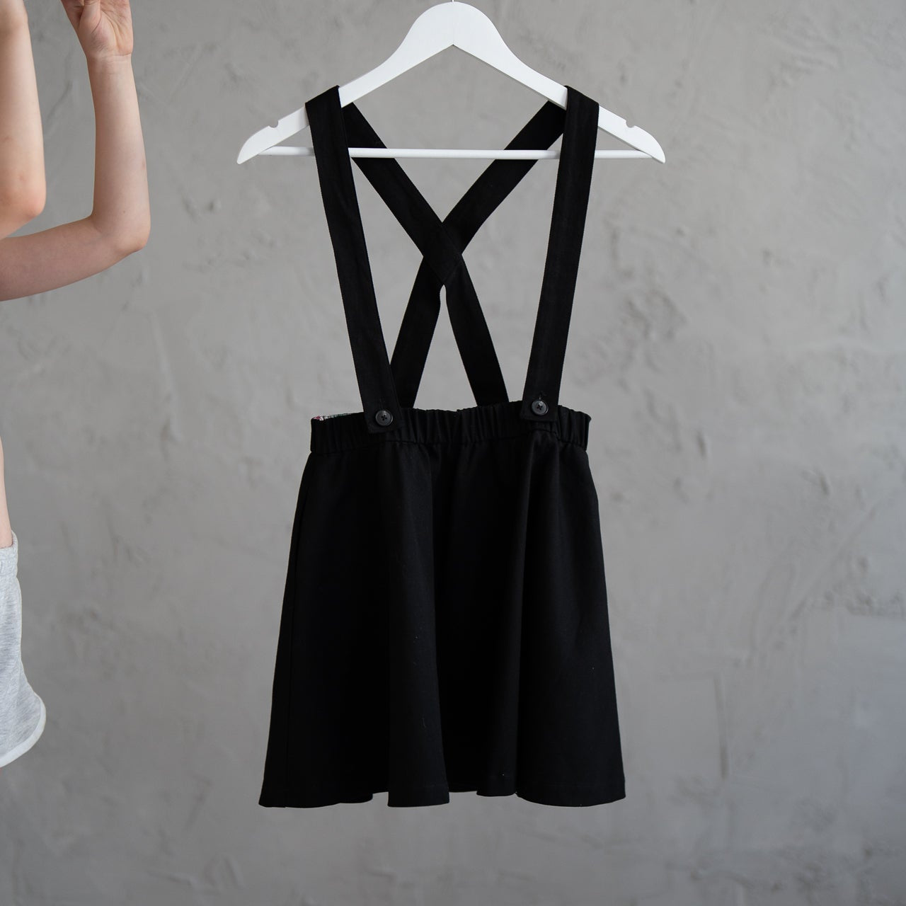 Girl's skirt with removable suspendors