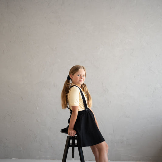 Girl's skirt with removable suspendors